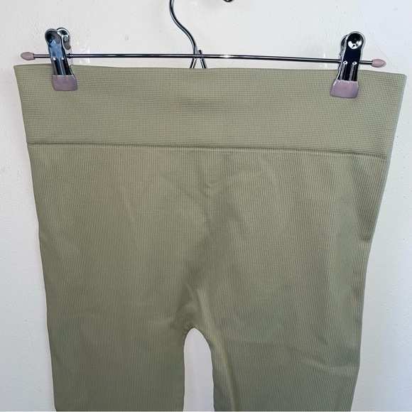 AVOCADO Seamless Ribbed Lightweight Sage Green Leggings - Picture 3 of 5